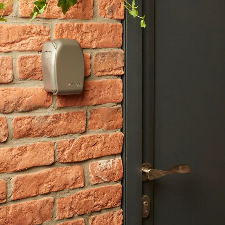 MasterLock - Forsterket Veggmontert Nøkkelboks med 4‑sifret Kode - Game-On.no