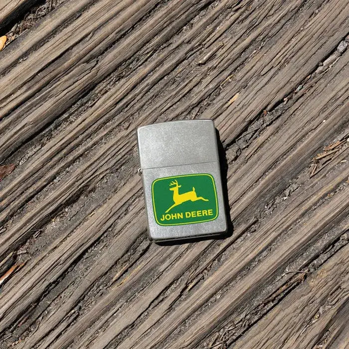 Zippo - John Deere Klassisk Logo - Street Chrome Lighter - Game-On.no