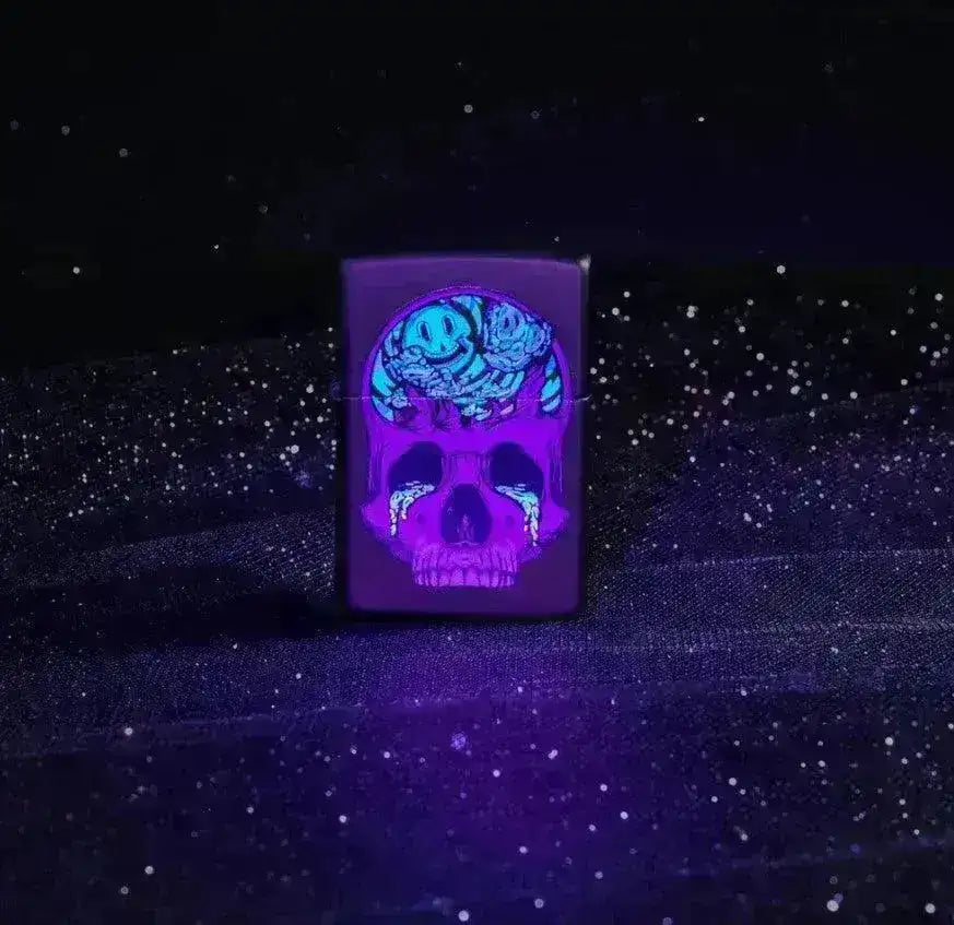 Zippo Lighter - Blacklight Skull Design - Matt Svart Lighter - Game-On.no